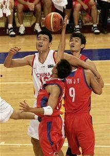 篮球姚明图片,身高臂长，力压群雄  第2张