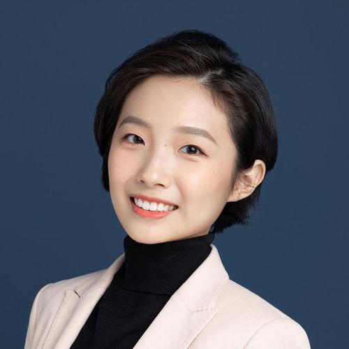 第一财经王颖照片,财经界新锐女性的风采展现