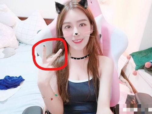 美女主播白色吊丝袜,美女主播的时尚魅力  第3张